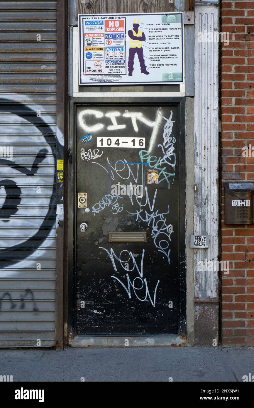 Collage su una porta di Northern Boulevard a Corona, Queens, New York. Foto Stock