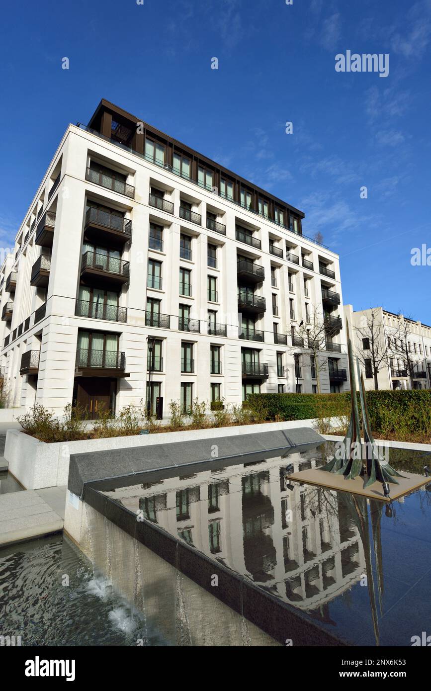Chelsea Barracks, Mulberry Square, Chelsea Bridge Road, West London, Regno Unito Foto Stock