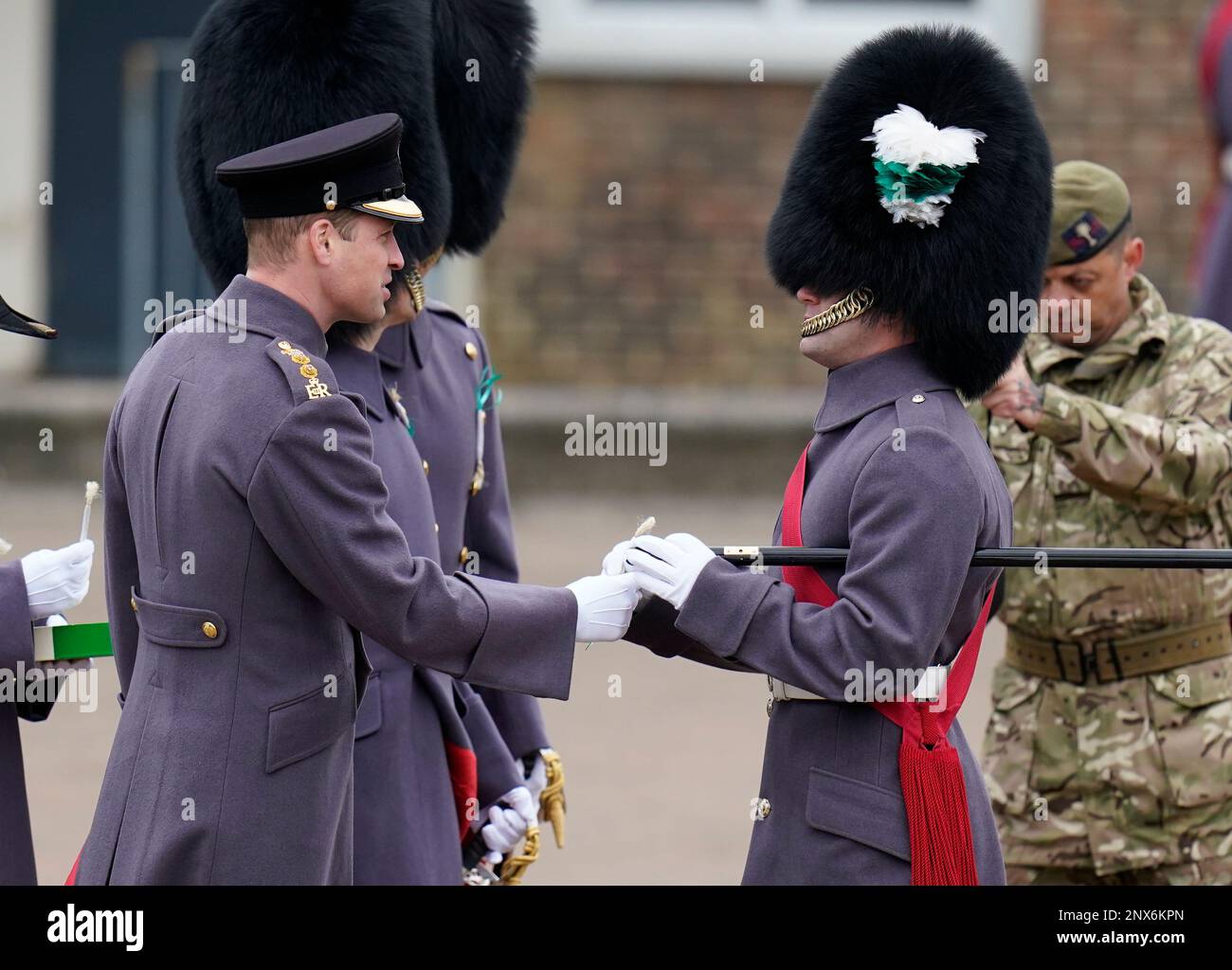 Il Principe di Galles, Colonnello delle Guardie gallesi, presenta i porri agli ufficiali e ai Guardsmen durante una visita del giorno di San Davide alle Guardie gallesi battaglione del 1st presso le caserme di Combermere a Windsor, Berkshire. Data immagine: Mercoledì 1 marzo 2023. Foto Stock