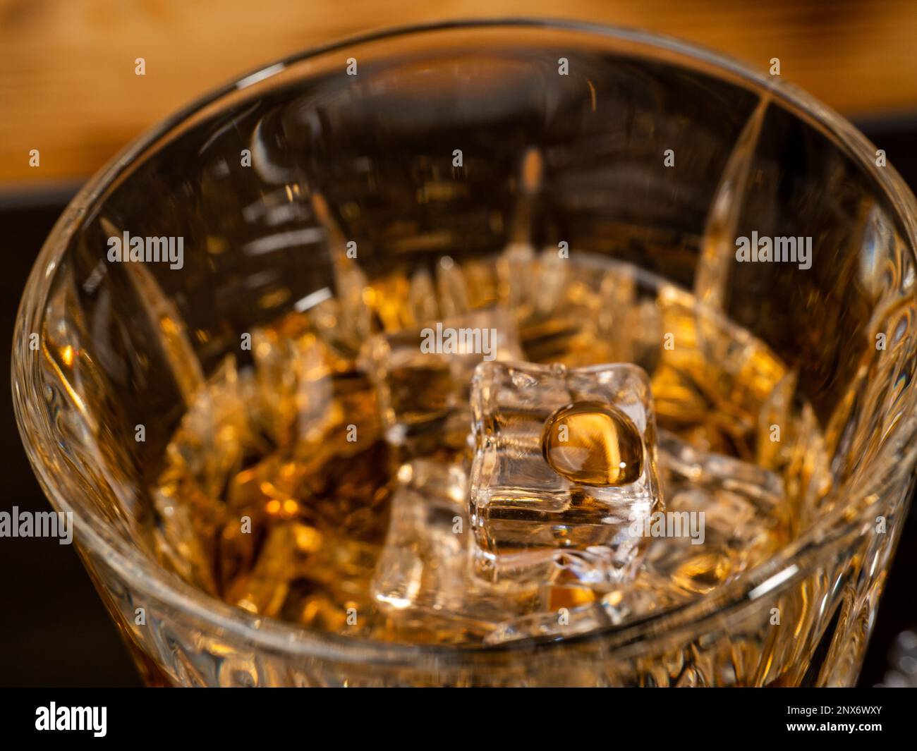 Un bicchiere di cognac con cubetti di ghiaccio. Un bicchiere di whiskey o  bourbon con ghiaccio. Primo piano Foto stock - Alamy