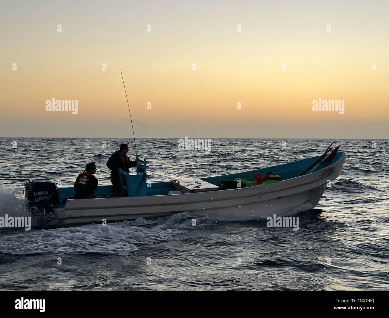 Due membri dell'equipaggio della Guardia Costiera Cutter Benjamin Dailey (presandente Guardia Costiera Cutter Jacob Poroo) pilota una lancha sequestrata al largo della costa meridionale del Texas, 7 gennaio 2022. Un equipaggio della Guardia Costiera ha interdetto la lancha, ha sequestrato 350 libbre di snapper rosso catturato illegalmente e ha trasferito i tre pescatori messicani a bordo agli agenti della dogana e della protezione di frontiera per la lavorazione. Foto Stock