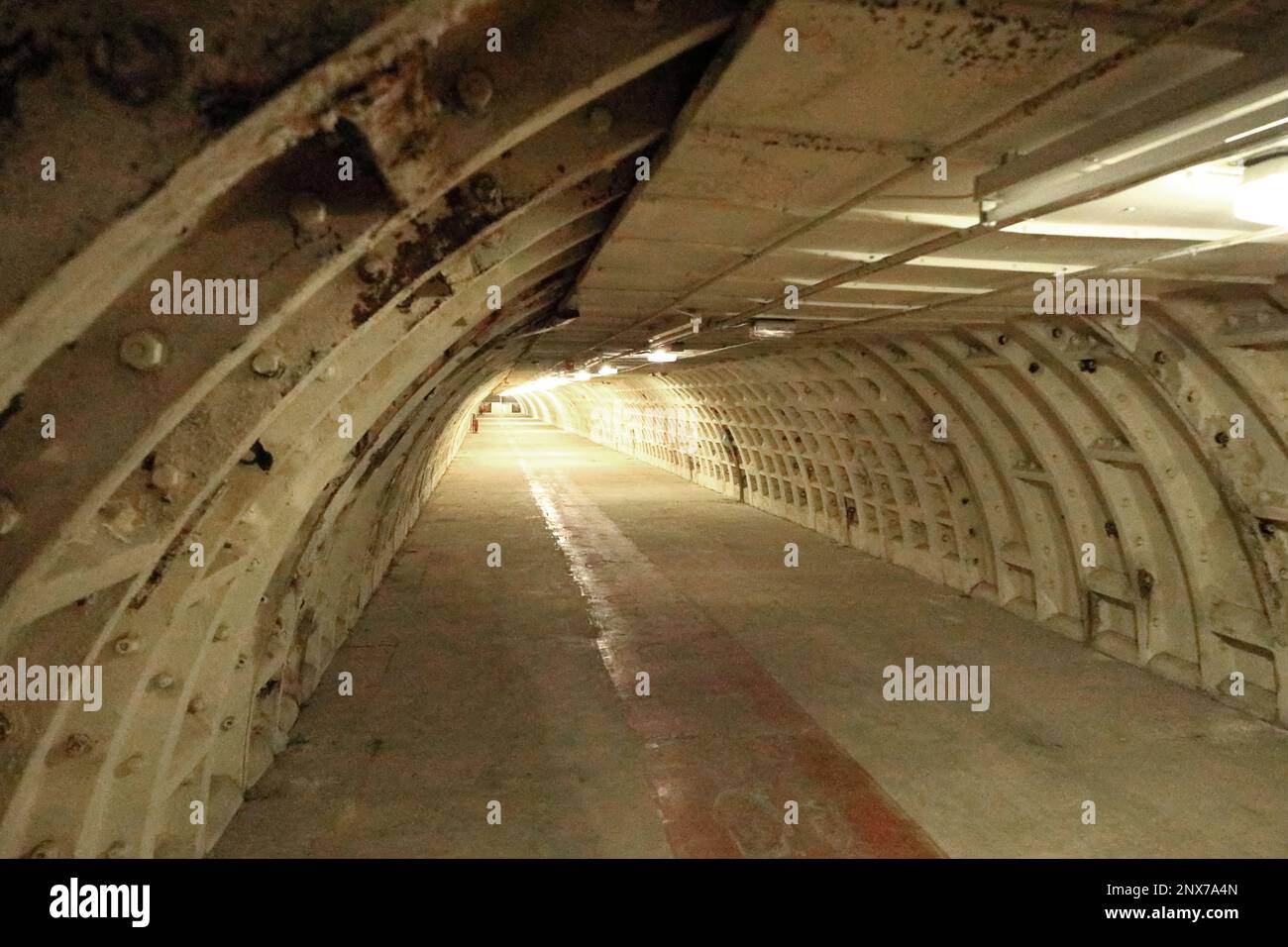 Londra, Inghilterra, Regno Unito - Tunnel of Clapham South Deep-Level Shelter costruito nella seconda guerra mondiale come rifugio aereo-raid Foto Stock