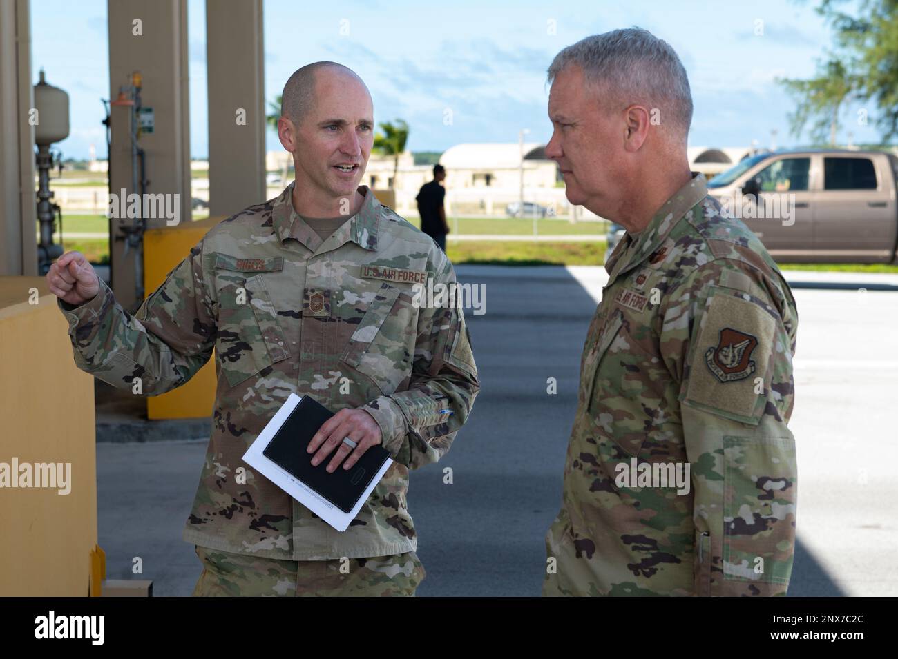 STATI UNITI Christopher Riggs, 36th Logistics Readiness Squadron Fuels Management Superintenent, briefing Lt. Gen. James Jacobson, vice comandante delle forze aeree del Pacifico, sulle capacità del volo di gestione dei carburanti presso la base aeronautica di Andersen, Guam, 19 gennaio 2023. Il modello 36th LRS fornisce alla Andersen AFB un supporto logistico, che include la gestione della più grande sede di stoccaggio del carburante nell'aeronautica militare e la supervisione delle operazioni di installazione e ricezione. Foto Stock