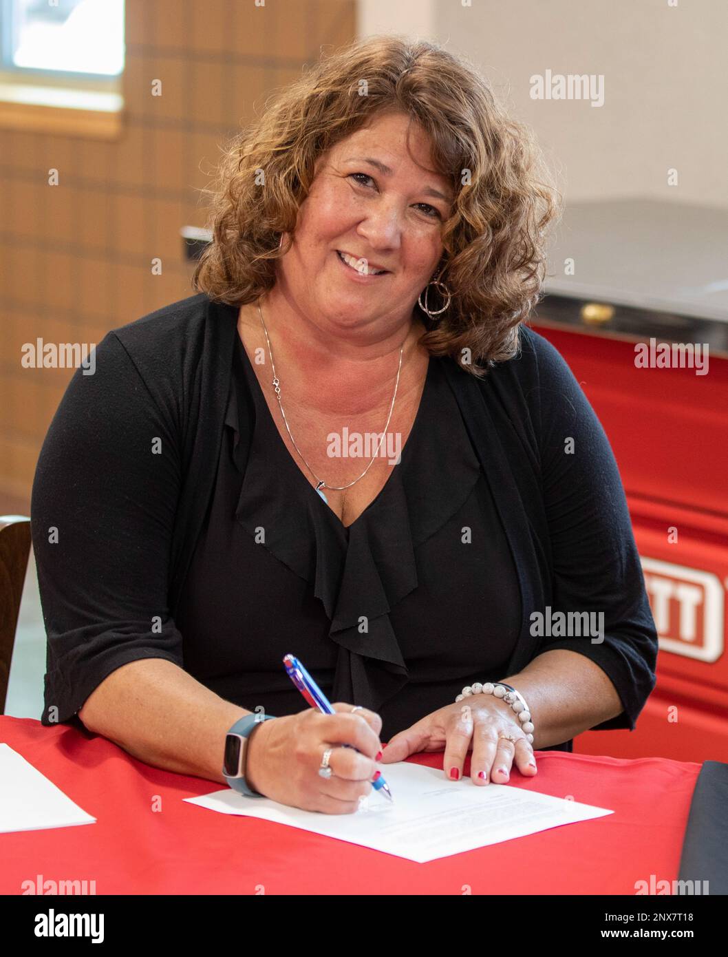 La Guardia Nazionale del Vermont (VTNG) collabora con Blodgett Oven Company nell'ambito della Partnered Recruiting Initiative for Military and Employers (P.R.I.M.E.) presso la sede centrale di Blodgett, in Essex Junction, Vermont, 15 febbraio 2023. Il presidente della Blodgett Oven Company Erica Havers firma i documenti di partnership. Foto Stock