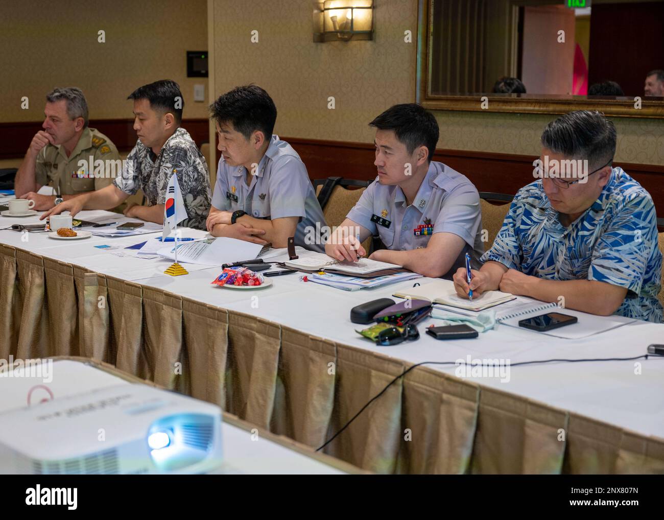 HONOLULU (7 febbraio 2023) il Peacekeeping Operations Coordination Board – Technical Working Group, composto da rappresentanti di Australia, Canada, Francia, Giappone, Repubblica di Corea, La Nuova Zelanda, il Regno Unito e gli Stati Uniti hanno tenuto il suo 10th° incontro di coordinamento multinazionale, dal 7 al 9 febbraio 2023 a Honolulu, Hawaii, come parte degli Stati Uniti Global Peace Operations Initiative (GPOI) per conto del comando Indo-Pacific degli Stati Uniti. USINDOPACOM si impegna a rafforzare la stabilità nella regione Asia-Pacifico promuovendo la cooperazione in materia di sicurezza, incoraggiando lo sviluppo pacifico e rispondendo alle controversie Foto Stock