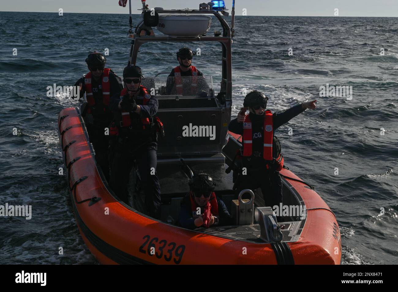 Un equipaggio di piccole imbarcazioni USCGC Stone (WMSL 758) conduce l'uso di imbarcazioni per l'addestramento della forza mentre è in corso nell'Oceano Atlantico, 18 gennaio 2023. Stone è la nona taglierina di sicurezza nazionale di classe Legend nella flotta della Guardia Costiera e attualmente homports a Charleston, South Carolina. Foto Stock