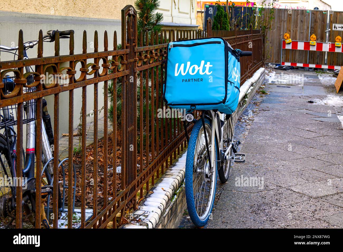 Berlino, Germania - 9 febbraio 2023: Bici di un servizio di consegna del cibo parcheggiato su un marciapiede. Foto Stock