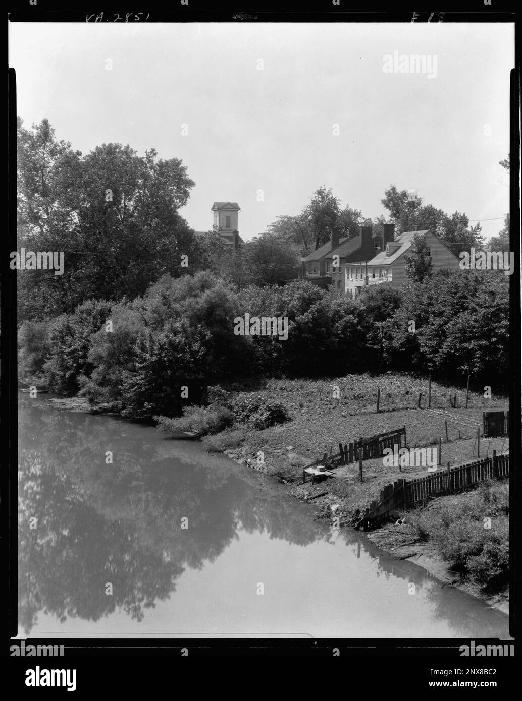 Casa su Water Street, dal ponte, Fredericksburg, Virginia. Carnegie Survey of the Architecture of the South. Stati Uniti Virginia Fredericksburg, fiumi, Waterfront. Foto Stock