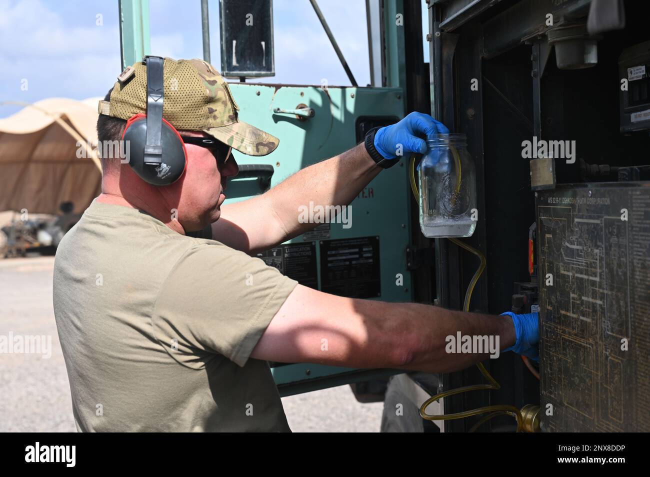 STATI UNITI James Rodocker, capo della sezione Fuels Operations con lo Squadrone Expeditionary Air base 776th, raccoglie un campione di carburante durante un'ispezione del veicolo di rifornimento presso Chabelley Airfield, Gibuti, 16 gennaio 2023. I contaminanti come lo sporco e altre particelle possono causare danni ai veicoli che possono tenerli a terra o altrimenti fuori servizio fino a quando non è possibile effettuare le riparazioni, rendendo questi controlli una parte importante per mantenere la missione in corso. Foto Stock