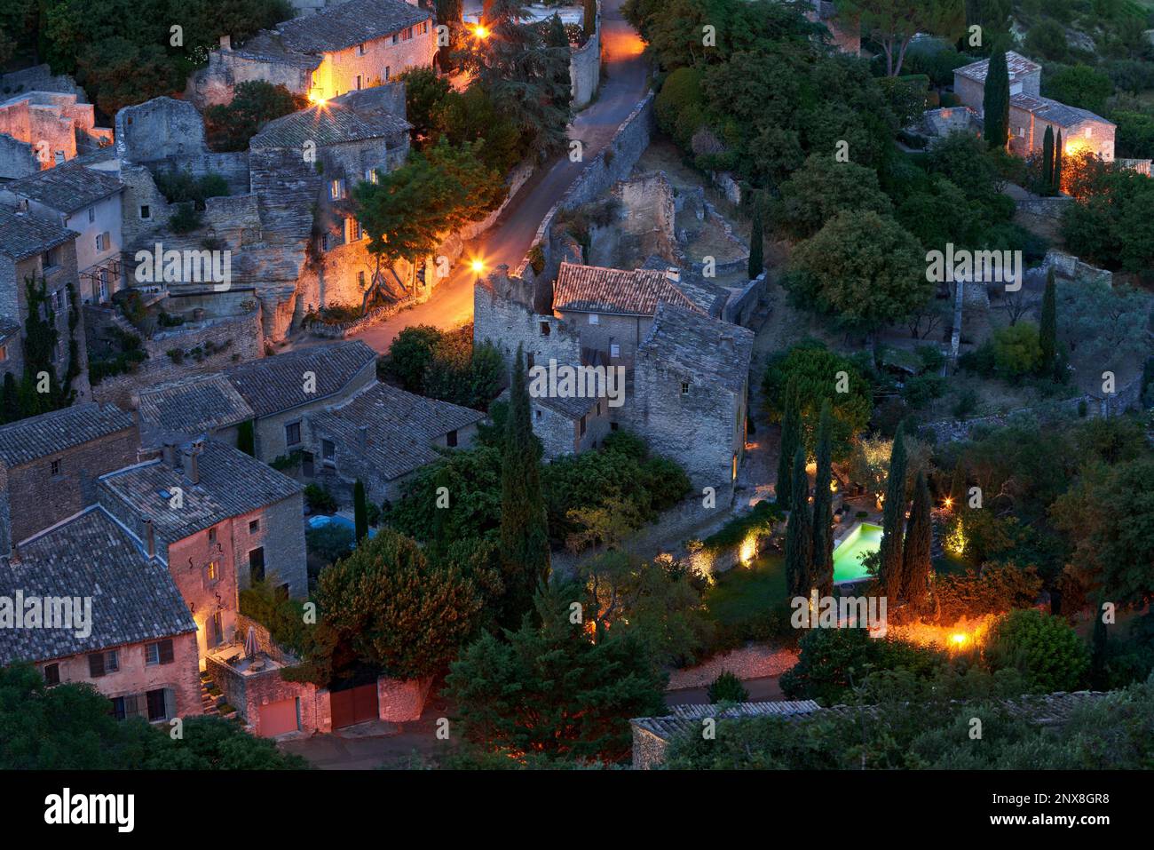 Serata a Gordes, uno dei più noti villaggi collinari della Provenza con un'architettura unica casa in pietra. Luberon Park, Vaucluse, Francia Foto Stock