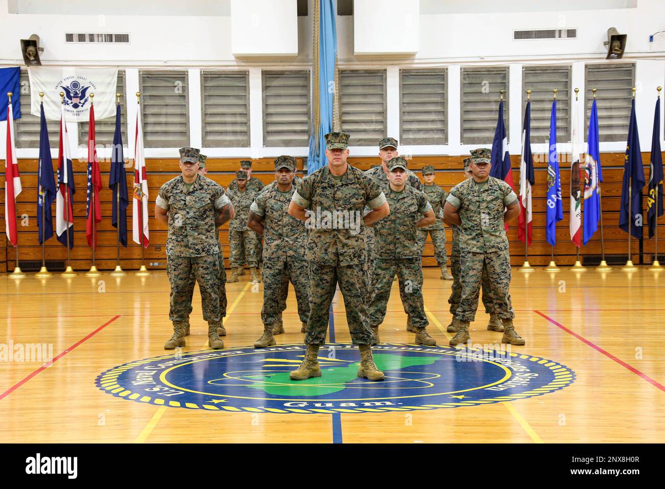 STATI UNITI I Marines assegnati alla base del corpo Marino (MCB) Camp Blaz stanno in formazione durante una cerimonia di appuntamento tenutasi a MCB Camp Blaz il 16 febbraio 2023. Daniel A. Soto fungerà da primo sergente maggiore della base dalla sua attivazione ufficiale nel 2020. Il maggiore sergente di un'unità è il leader e consulente senior arruolato che è responsabile del benessere e del morale dei Marines. Il sergente maggiore è anche un avvocato per i marines arruolato della sua unità. Foto Stock