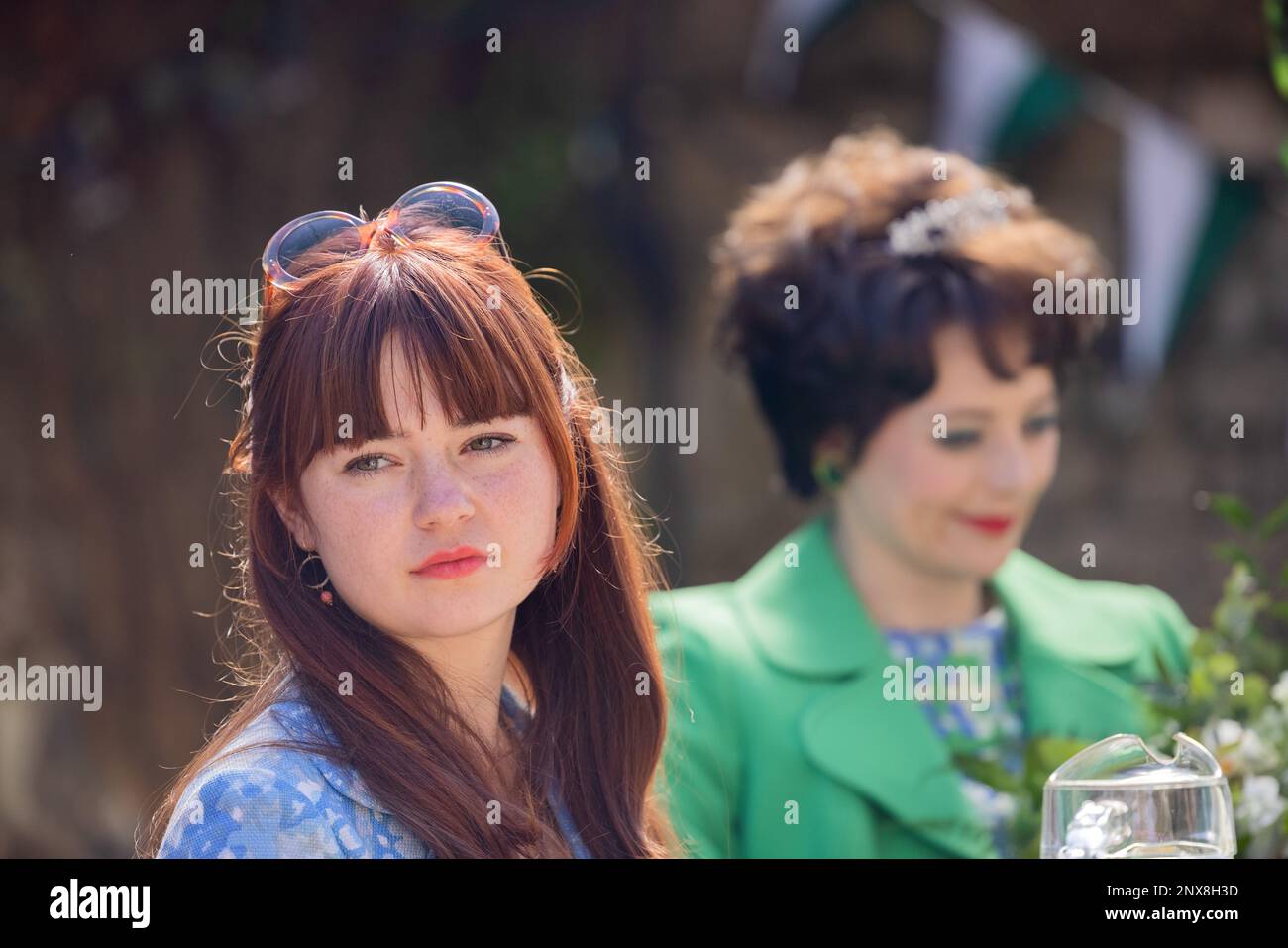 28 aprile 2022, Renania settentrionale-Vestfalia, Hülchrath: EXCLUSIVE - Ella Lee (l) e Hanna Plaß, attrici, fotografate durante le riprese della stagione 2nd della serie ARD 'Unsere wunderbaren Jahre' al castello di Hülchrath. Foto: Rolf Vennenbernd/dpa Foto Stock