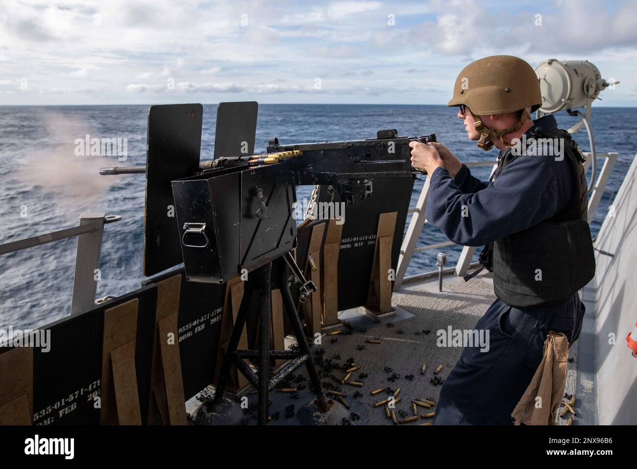 230126-N-HG846-1093 SOUTH CHINA SEA (25 gennaio 2023) – Mineman Seaman Zachary Obert, da Houston, lancia una mitragliatrice M-2 HB 50 durante un esercizio di fuoco a bordo di una nave litoranea da combattimento variante dell'Indipendenza USS Charleston (LCS 18) nel South China Sea, 26 gennaio. Charleston, parte di Destroyer Squadron 7, è in fase di implementazione a rotazione, che opera nell'area operativa della flotta degli Stati Uniti 7th per migliorare l'interoperabilità con i partner e fungere da forza di pronto intervento a sostegno di una regione indomoresionale libera e aperta. Foto Stock