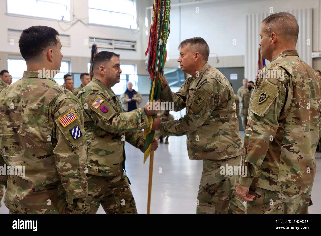 CLINTON, NC, la 30th squadra di combattimento della Brigata Armorata (ABCT) 'Old Hickory', il Colonnello in arrivo Paul Hollenack assume il comando di Brig. Il generale Charles Morrison, Guardia Nazionale dell'Esercito, durante la cerimonia del cambio di comando presso la sede centrale dell'ABCT del 30th il 21 gennaio 2023. Foto Stock