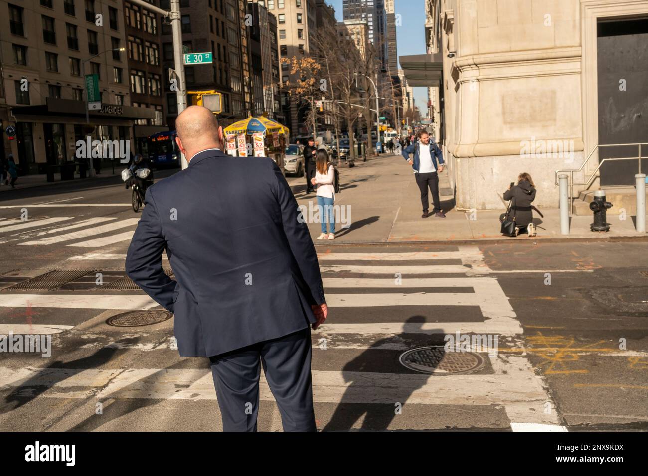 Attività nel Midtown Manhattan a New York il Mercoledì, 15 febbraio 2023. (© Richard B. Levine) Foto Stock