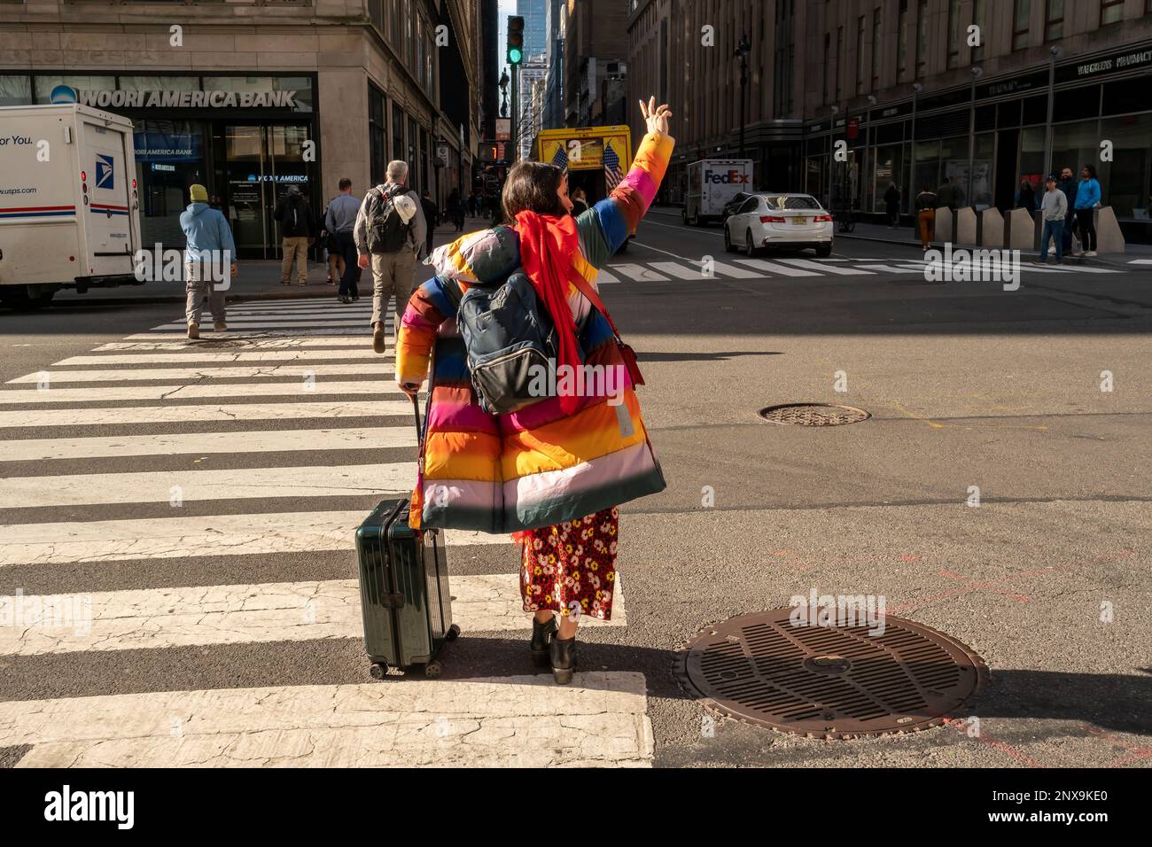 Hailing un taxi a Midtown Manhattan a New York Mercoledì, 15 febbraio 2023. (© Richard B. Levine) Foto Stock
