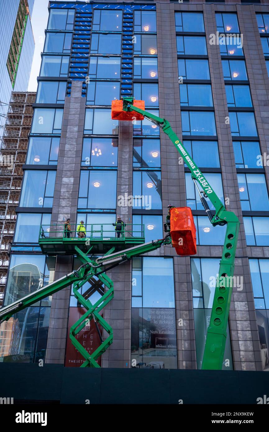 Lavori di costruzione su un edificio a 451 Tenth Avenue nell'area di sviluppo dei cantieri Hudson utilizzando ascensori per lo snorkeling, visto il martedì 14 febbraio 2023 . (© Richard B. Levine) Foto Stock