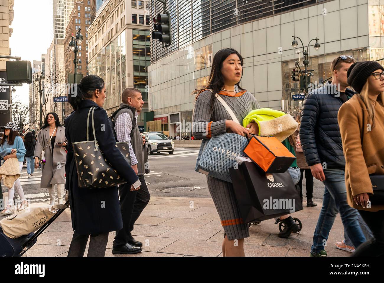 Attività nel quartiere commerciale di Herald Square a New York mercoledì 15 febbraio 2023. (© Richard B. Levine) Foto Stock