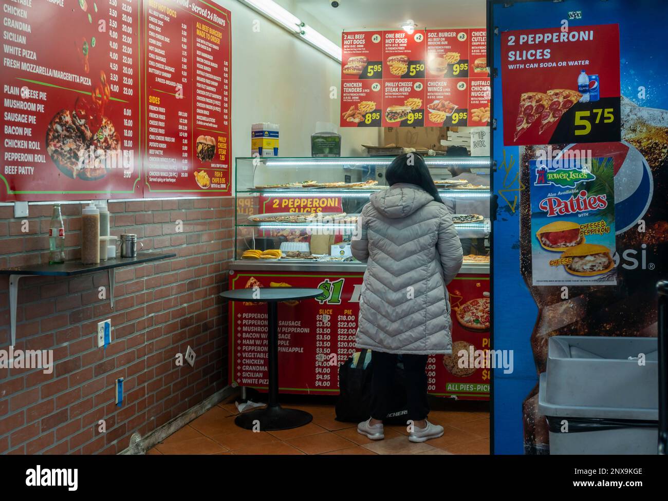 Pizzeria generica a Midtown Manhattan di New York Domenica, 19 Febbraio 2023. (© Richard B. Levine) Foto Stock