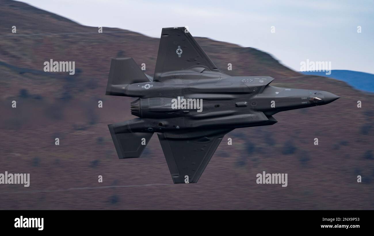 USAF F-15C da RAF Lakenheath. Visto qui durante l'allenamento di volo a bassa quota nel Lake District (Low Fly Area 17), Cumbria, Regno Unito Foto Stock