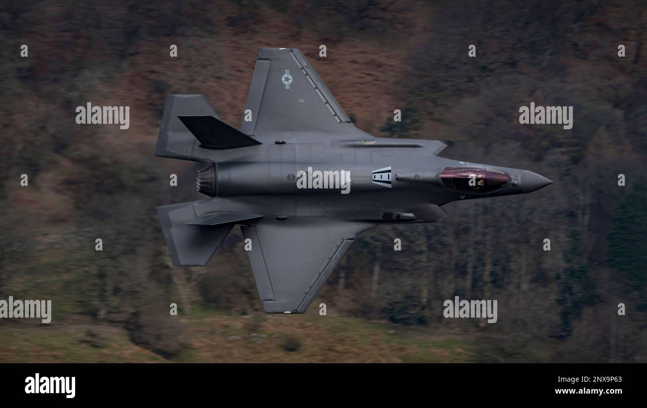 USAF F-15C da RAF Lakenheath. Visto qui durante l'allenamento di volo a bassa quota nel Lake District (Low Fly Area 17), Cumbria, Regno Unito Foto Stock