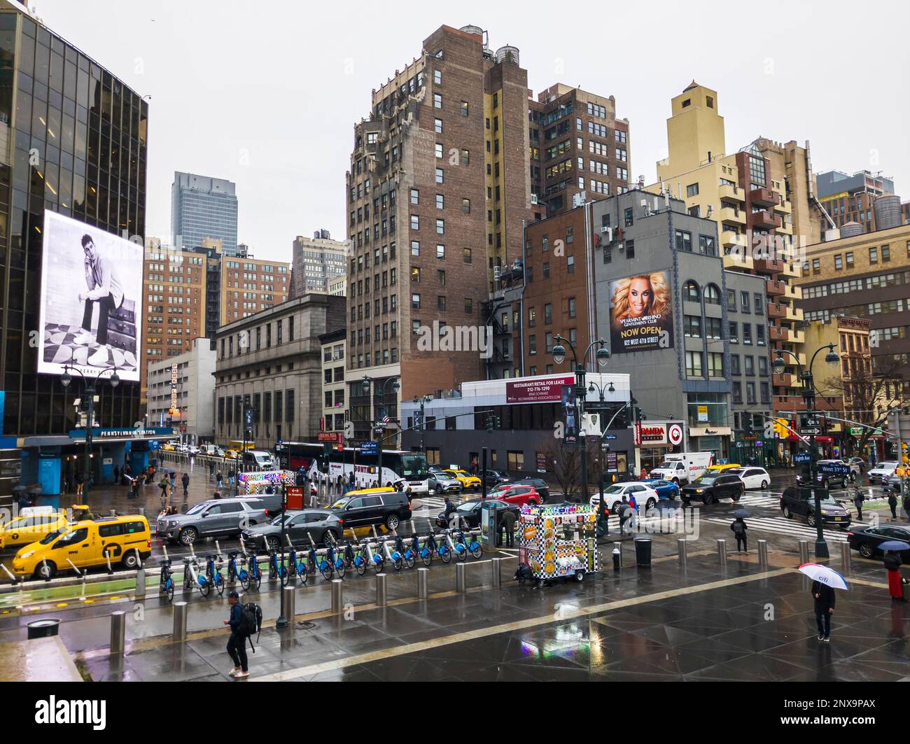 L'ottavo lato di Avenue dell'isolato a sud della Pennsylvania Station a New York mercoledì 22 febbraio 2023. L'area fa parte della proposta di un'espansione di Penn Station che include l'acquisizione dell'intero blocco della città a sud della stazione, delimitata da Ottava Ave. E Settima Ave. E West 31 e West 30 Streets. (© Richard B. Levine) Foto Stock