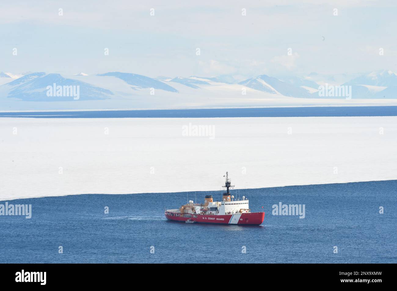 230128-N-NX070-1004 il rompighiaccio pesante USCGC Polar Star (WAGB 10) mantiene aperti i canali di spedizione avvicinandosi alla stazione McMurdo, Antartide. Joint Task Force–Support Forces Antartica (JTF–SFA), sovrintende alle attività dei servizi congiunti e fornisce supporto al Dipartimento della Difesa alla National Science Foundation (NSF) e al United States Antartic Program (USAP) attraverso l'operazione Deep Freeze. Foto Stock