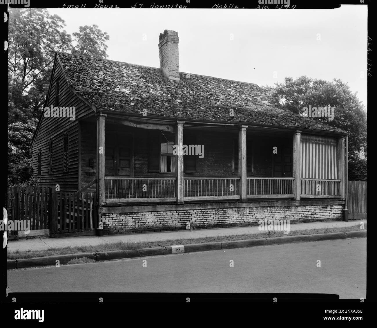 Piccola casa, 57 Hamilton St., Mobile, Mobile County, Alabama. Carnegie Survey of the Architecture of the South. Stati Uniti, Alabama, Contea di Mobile, Mobile, Case, Portici. Foto Stock