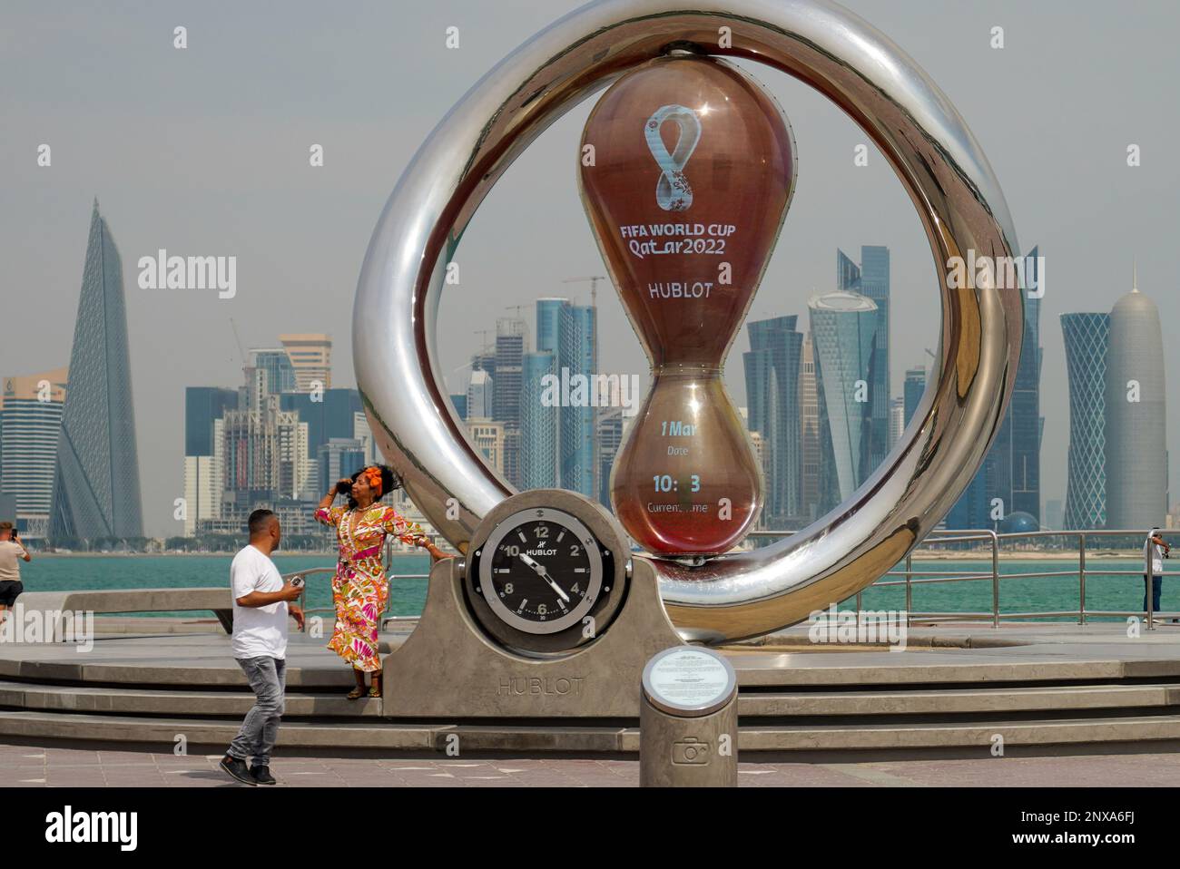 L'orologio della Coppa del mondo FIFA Qatar 2022 sulla Corniche di Doha, due mesi dopo la finale del concorso si è giocato il 18 dicembre 2022 Foto Stock