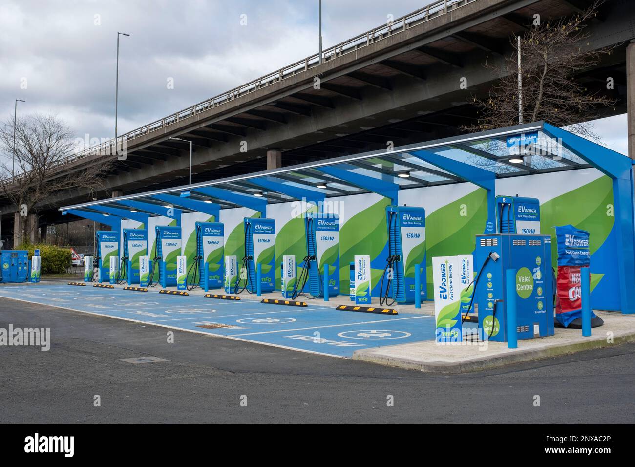 Punti di ricarica multipli, stazione di ricarica EV Power Glasgow Airport, Glasgow, Regno Unito Foto Stock