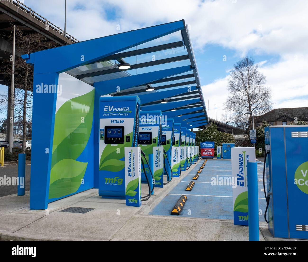 Punti di ricarica multipli, stazione di ricarica EV Power Glasgow Airport, Glasgow, Regno Unito Foto Stock