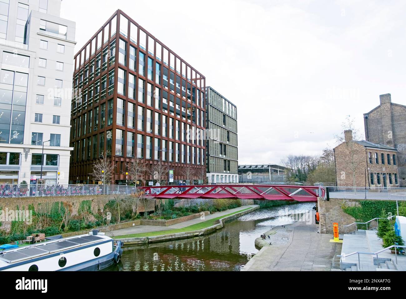 Guarda l'Universal Music Group Pancras Square sul retro dell'edificio su Goods Way e la vista di Regents Canal Kings Cross a Londra Inghilterra UK KATHY DEWITT Foto Stock