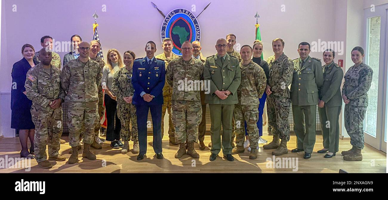 I militari algerini e statunitensi pongono per una foto di gruppo dopo la conclusione del Country Coordination Meeting USA-Algeria negli Stati Uniti Army Garrison Kelley Barracks, 2 febbraio 2023. STATI UNITI Il comando Africa ospita incontri di coordinamento con i partner africani per sostenere gli impegni e rafforzare le partnership militari vitali. Foto Stock