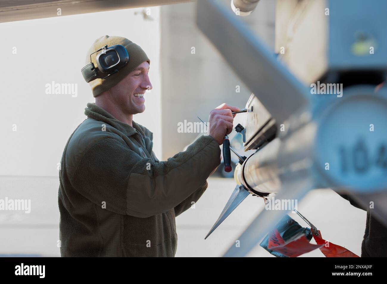 STATI UNITI Tecnologia Air Force. SGT. Drew Renken, un caricatore di armi assegnato alla 180th Fighter Wing della Guardia Nazionale dell'Ohio, carica un missile Air Intercept, chiamato AIM-9 Sidewinder, su un F-16 Fighting Falcon durante un evento di addestramento Agile Combat Employment presso l'ala, il 4 gennaio 2023. La formazione ACE si concentra sullo sviluppo di Airmen multi-capaci che sono formati in ulteriori competenze di spedizione al di fuori della loro specialità primaria. Il concetto ACE migliora la resilienza e la capacità di sopravvivenza, generando al contempo un potere di combattimento che ci consente di superare i nostri avversari. STATI UNITI Foto della Guardia Nazionale aerea di Senior Master S. Foto Stock