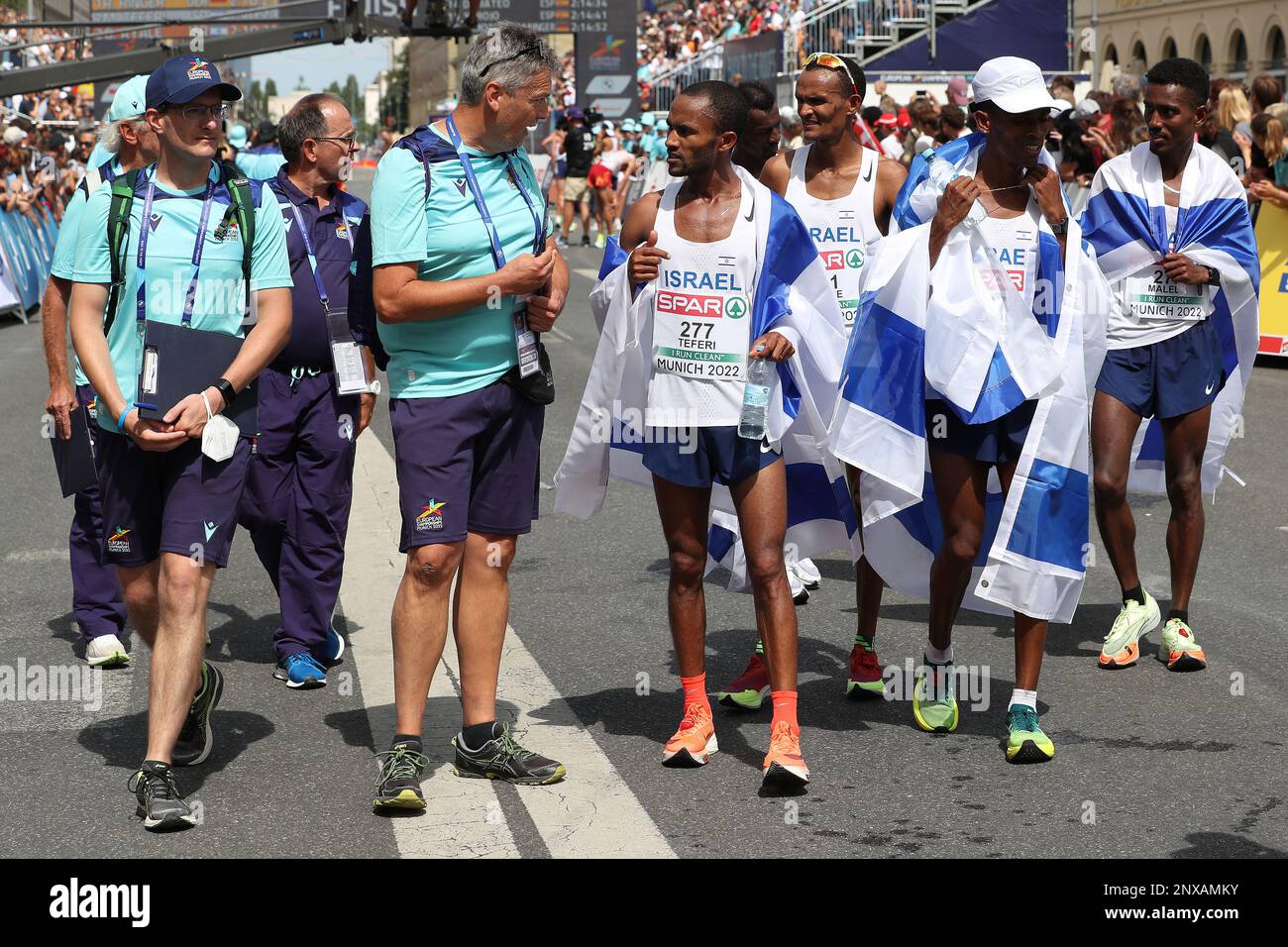 Squadra israeliana con ufficiali di Drug Testing alla Maratona al Campionato europeo di Atletica 2022 Foto Stock