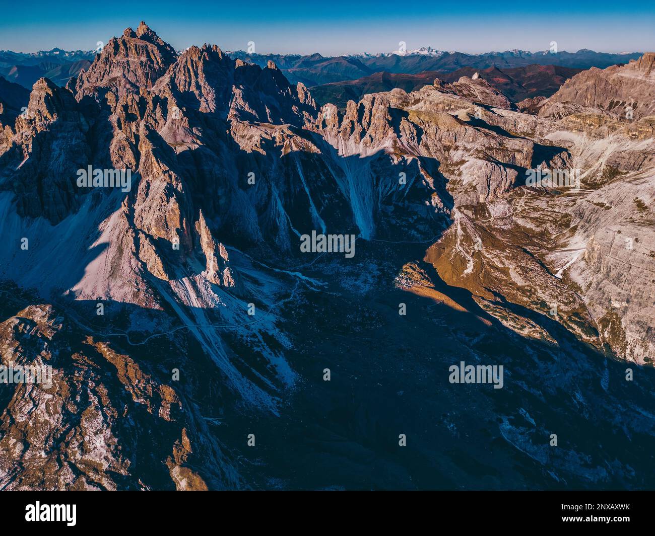 Infatti, “leggere” la geologia delle Dolomiti può essere un compito alquanto scoraggiante, perché un tempo era un fondo oceanico che, durante le glaciazioni, si è innalzato Foto Stock