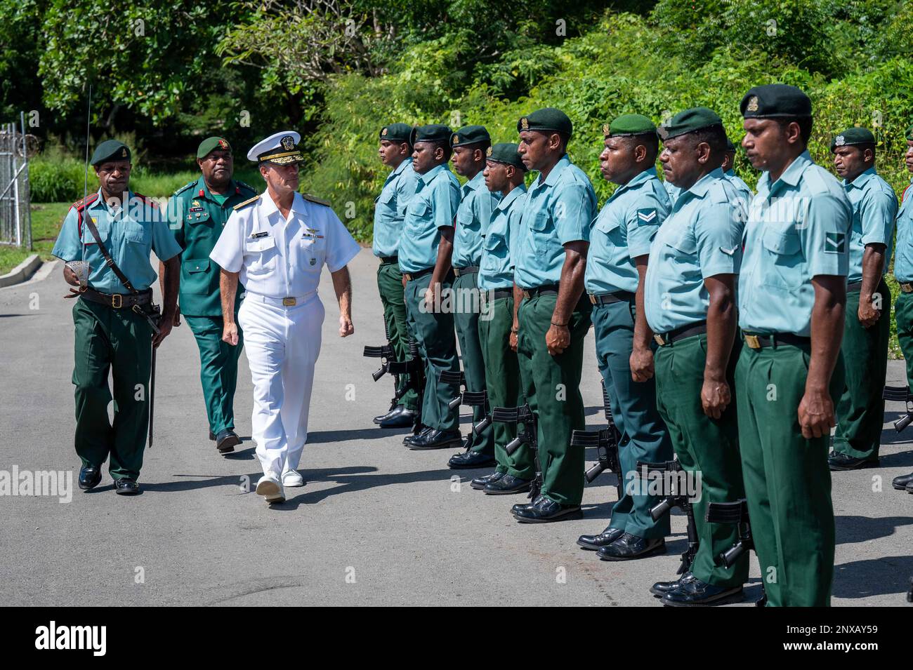 PORT MORESBY, Papua Nuova Guinea (30 gennaio 2023) ADM. John C. Aquilino, Comandante degli Stati Uniti Il comando Indo-Pacific e il comandante in carica della Papua Nuova Guinea Defence Force (Lae area) Lt-col Bruno Malau eseguono un'ispezione nell'ambito di una cerimonia di premiazione presso la Murray Barracks. USINDOPACOM si impegna a rafforzare la stabilità nella regione Asia-Pacifico promuovendo la cooperazione in materia di sicurezza, incoraggiando lo sviluppo pacifico, rispondendo alle situazioni di emergenza, dissuadendo le aggressioni e, se necessario, lotta per vincere. Foto Stock