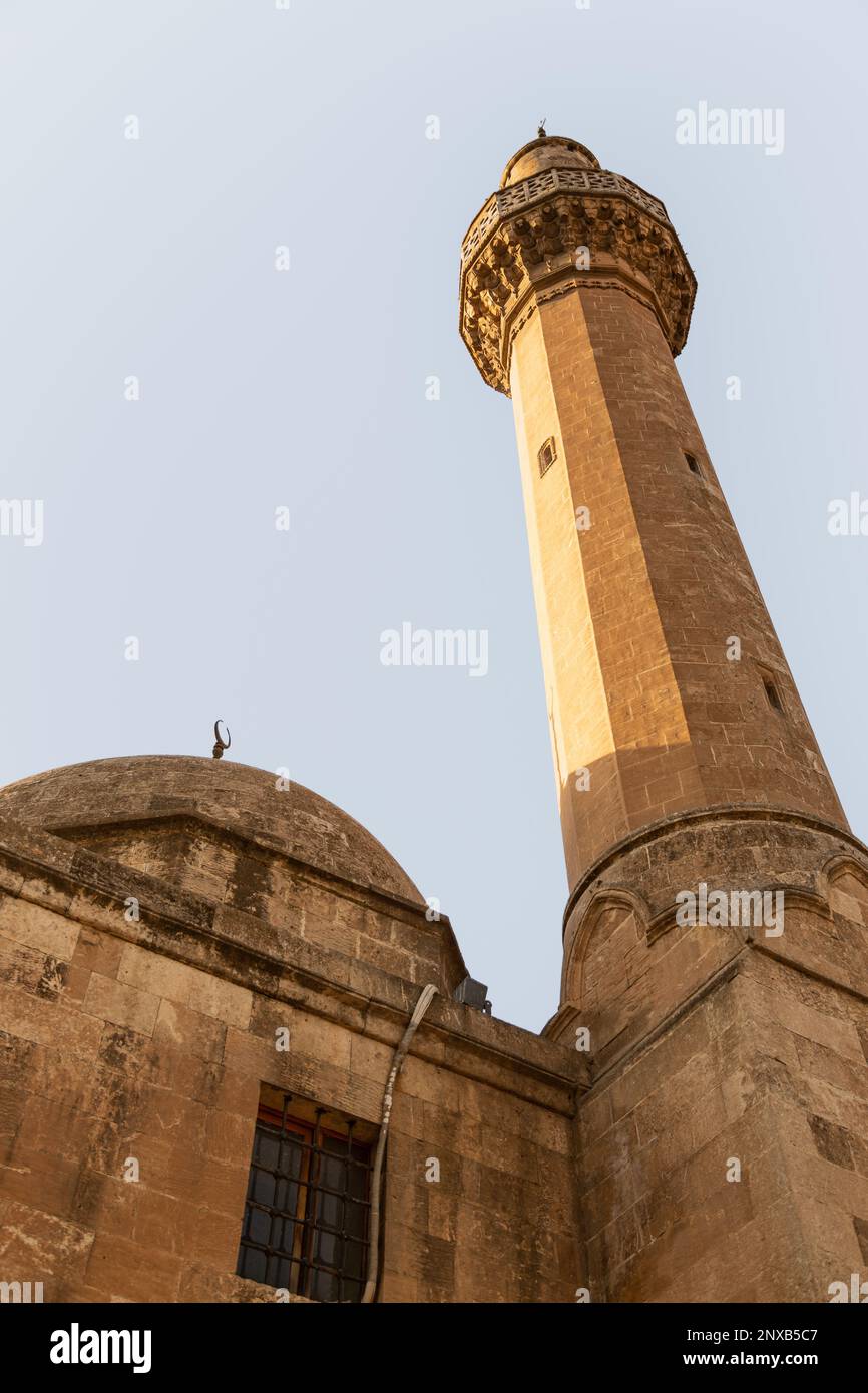 La moschea e il minareto Rizvaniye, costruiti con magnifiche pietre a Sanliurfa, in Turchia. Foto Stock