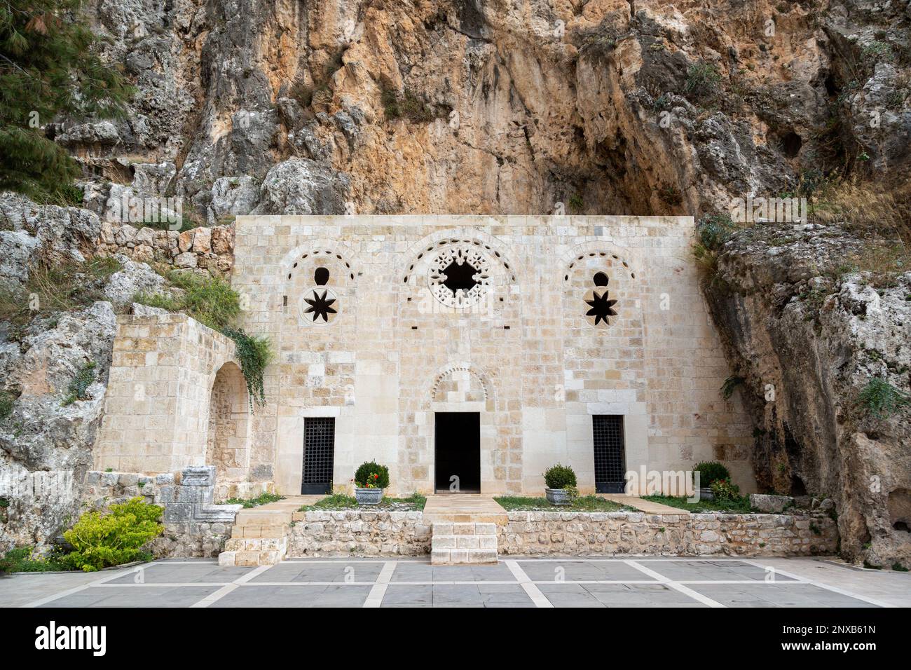 Chiesa di Saint Pierre o di St. Chiesa di Pietro nell'antica città di Antakya, nella città di Hatay, Turchia. Esterno della grotta scavato nelle rocce a ovest di Stauris Mt. Foto Stock