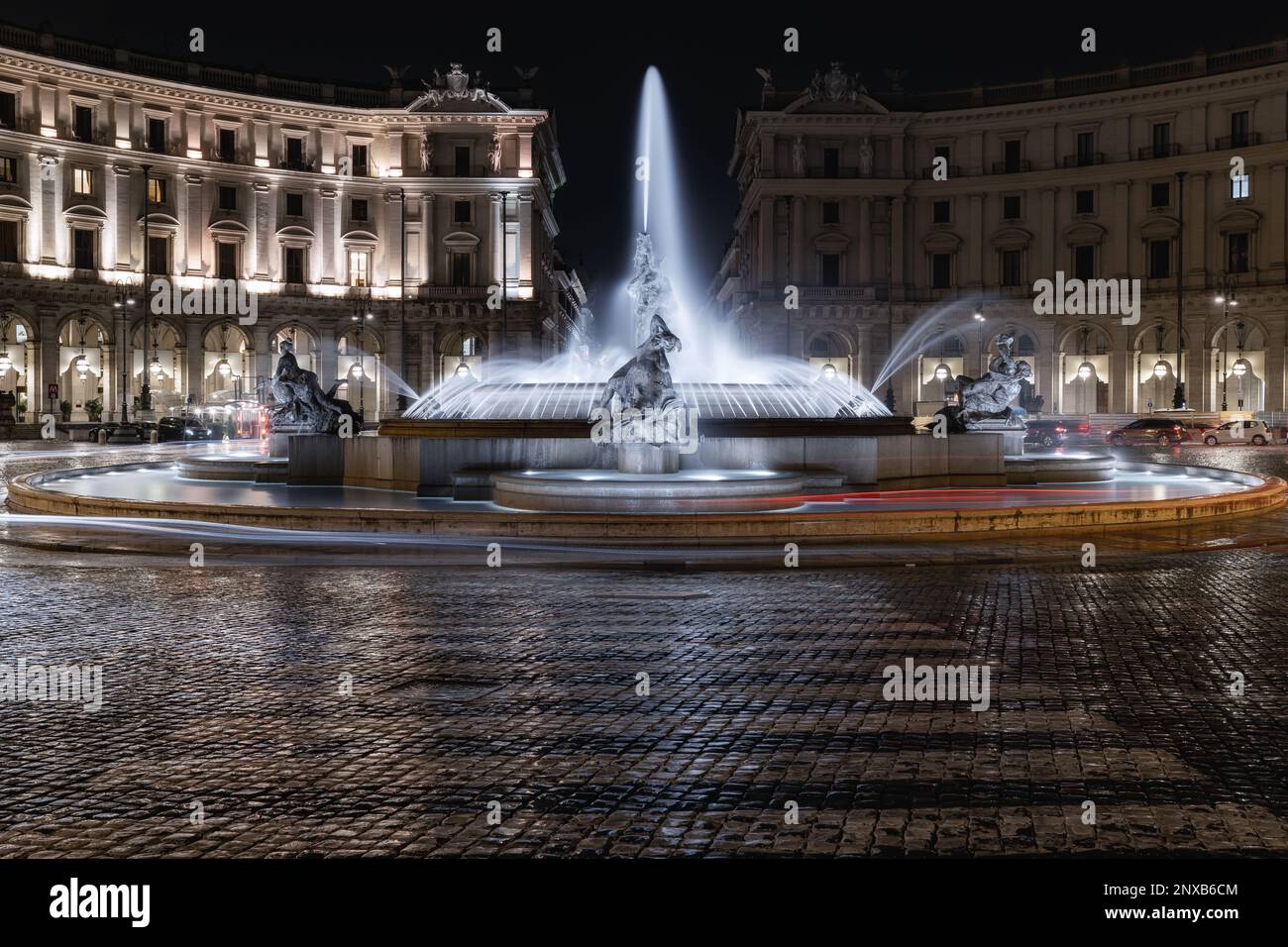 Roma, Italia - 28 febbraio 2023: In piazza della Repubblica la maestosa fontana delle Naiadi fotografata di notte con una lunga esposizione. Foto Stock