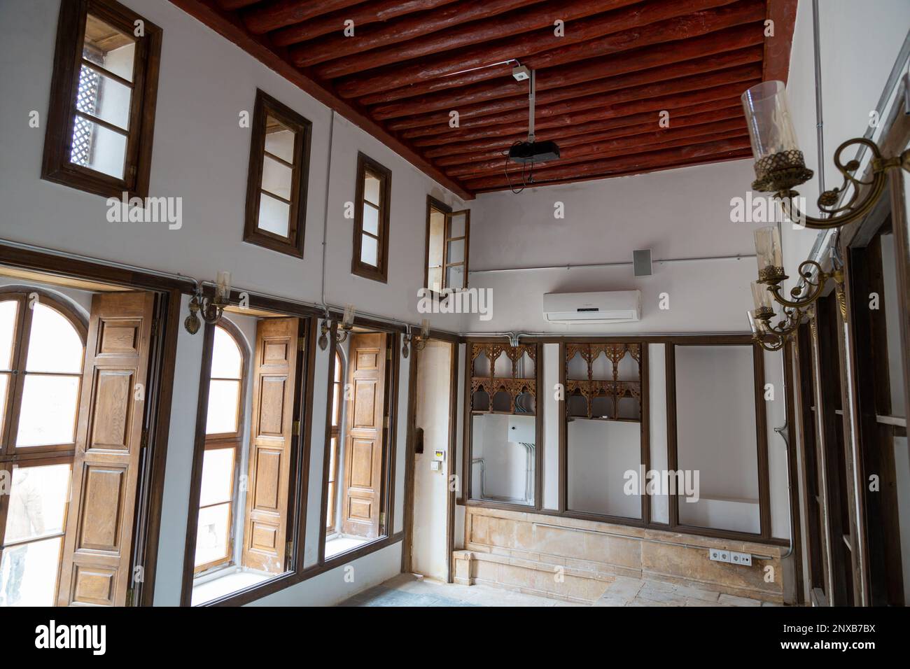 Vista interna di una tradizionale casa Kilis (Mahmut Islam Bey Mansion), Turchia. Soffitto in legno, finestre e scaffali a muro in una stanza. Foto Stock