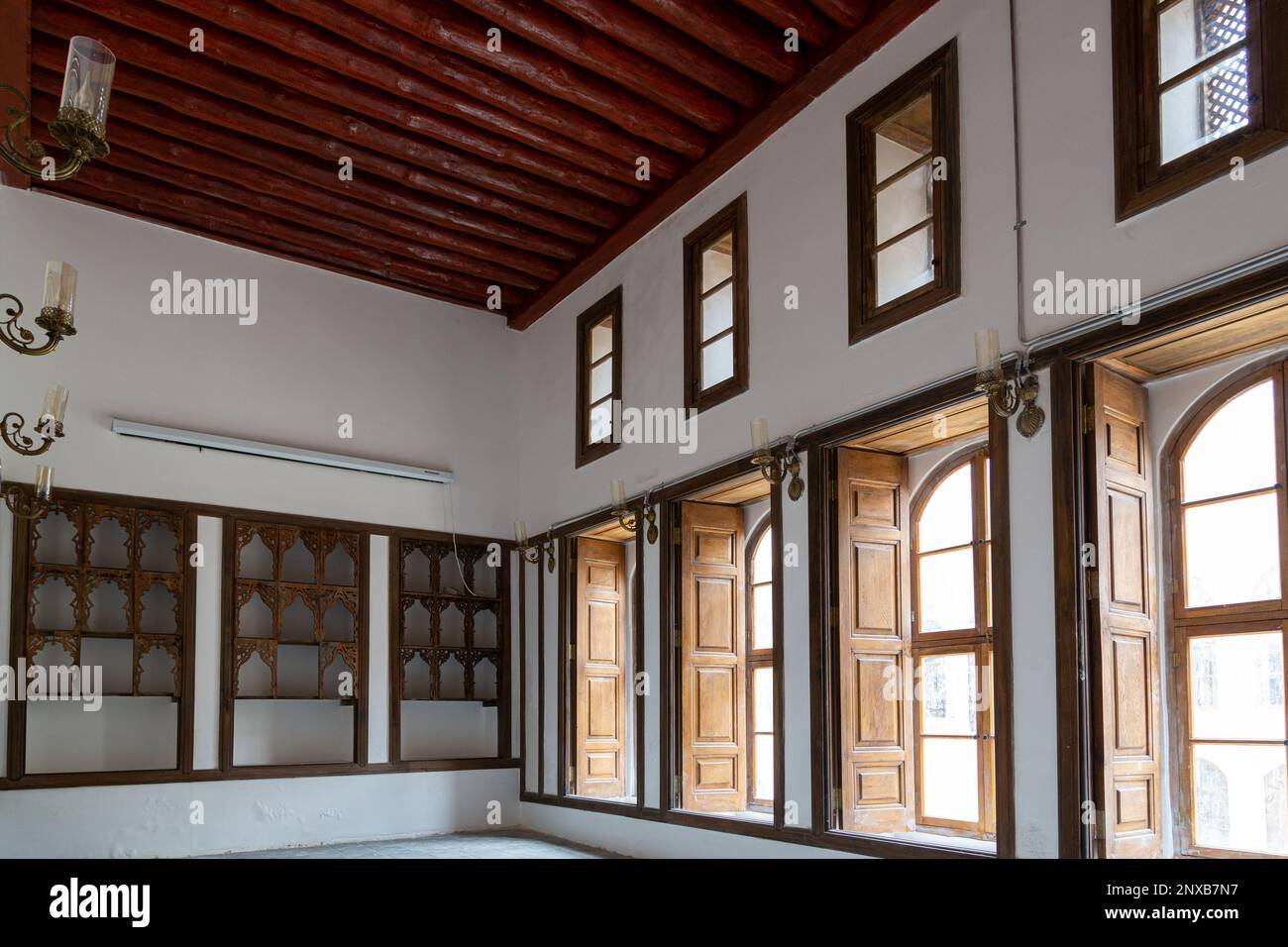 Vista interna di una tradizionale Kilis House. Soffitto in legno, finestre e mensole a muro in una stanza della storica Mahmut Islam Bey Mansion. Foto Stock