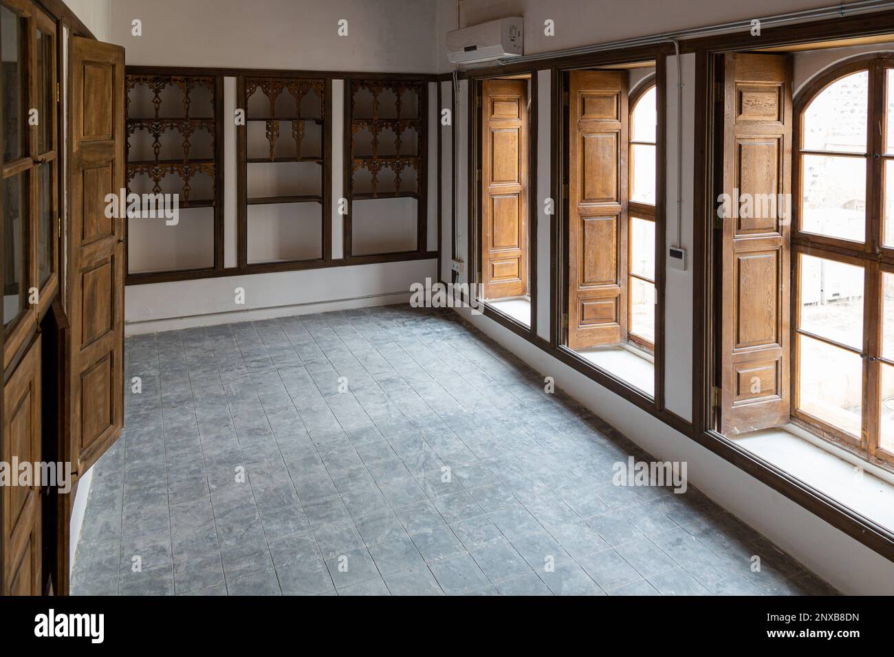 Vista interna di una tradizionale casa Kilis a Kilis, Turchia. Finestre in legno e scaffali a muro in una sala della storica Islam Bey Mansion. Foto Stock