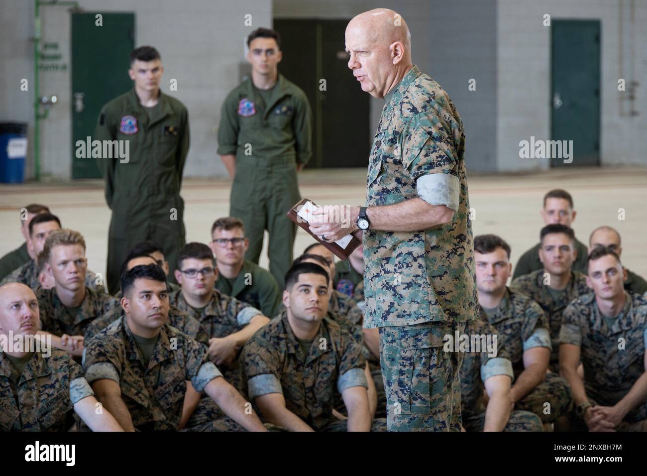 STATI UNITI David H. Berger, il 38th° Comandante del corpo Marino, si rivolge ai Marines of Marine Aerial Refueler Transport Squadron 153, Marine Corps base Hawaii, 1 febbraio 2023. Berger e Sgt. Major Black hanno discusso diversi argomenti di interesse e hanno fornito ai Marines di VMGR-153 l'opportunità di porre domande e fornire feedback sulle priorità istituzionali. Foto Stock