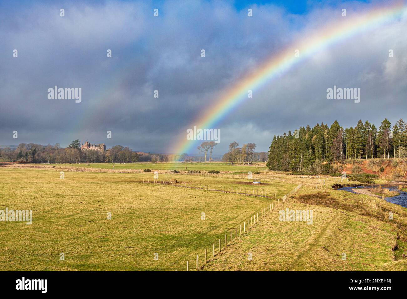 Un arcobaleno sul Castello di Thirlestane accanto a leader Water a Lauder, Scottish Borders, Scotland UK Foto Stock