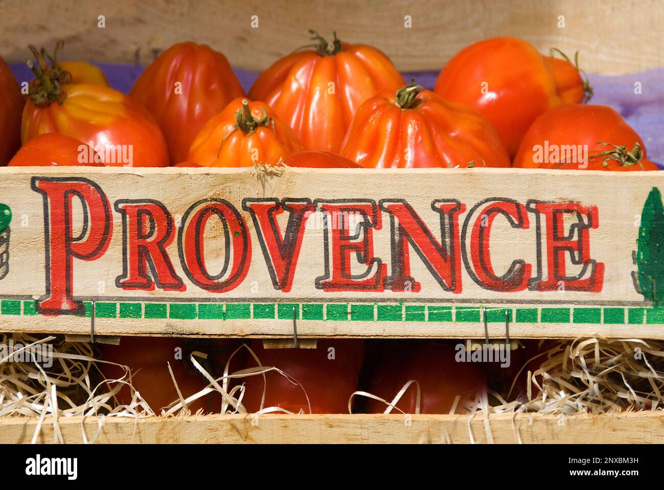 Pomodoro Coeur de Boeuf sul mercato in Provenza con la scritta: Provenza Foto Stock