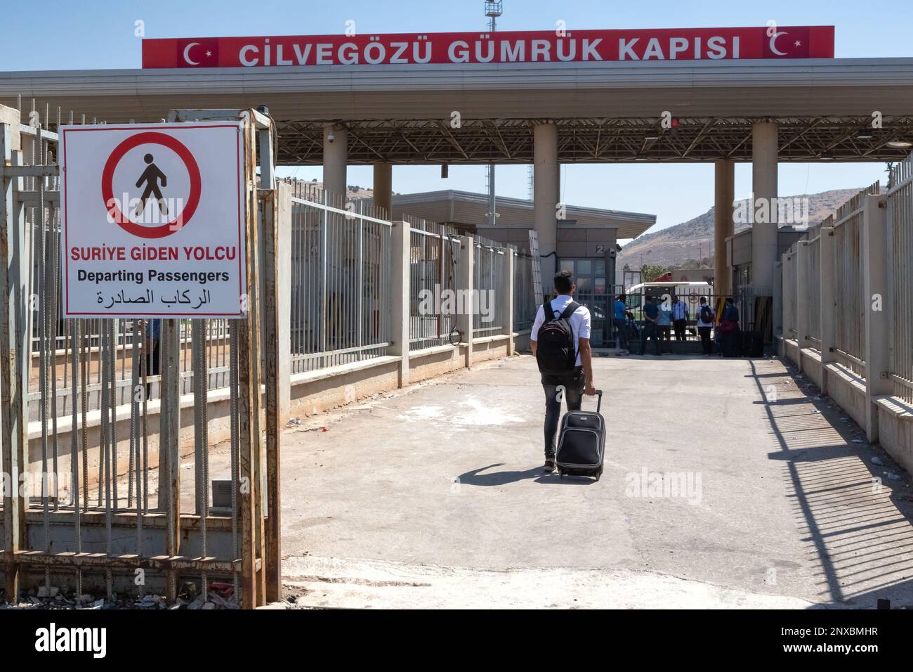 Rifugiati siriani di sesso maschile che ritornano nella zona protetta del suo paese. Rifugiati siriani che attraversano la Siria attraverso la porta di frontiera di Cilvegözü in Turchia. Foto Stock