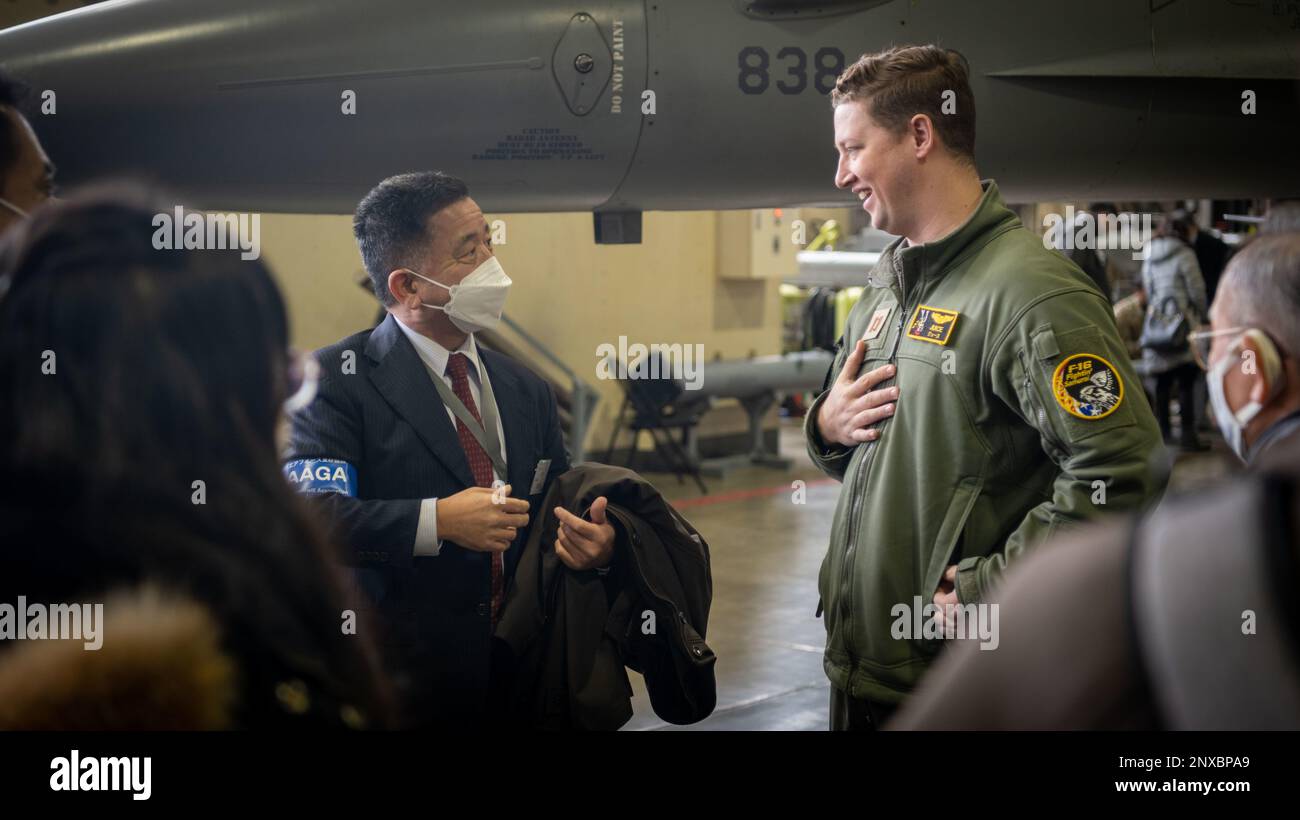 Un partecipante alla Japan-American Air Force Goodwill Association (JAAGA) e agli Stati Uniti Bradley Chiseck, comandante di volo di 14th Fighter Squadron, condividi un momento insieme alla base aerea di Misawa, Giappone, 21 febbraio 2023. Il JAAGA, un gruppo composto da dirigenti d'azienda civici giapponesi, contribuisce a migliorare l'amicizia e il legame tra gli Stati Uniti Air Force e i membri della Japan Air Self-Defense Force. Foto Stock