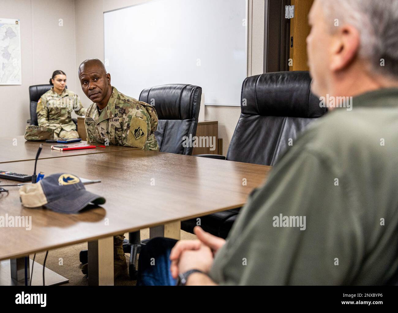 Comando Sgt. Maj Patrickson Toussaint, il consulente senior più alto arruolato per gli Stati Uniti Army Corps of Engineers, parla con un team di Stati Uniti Corpo dell'esercito degli ingegneri Pittsburgh gli ingegneri del distretto al loro ufficio di costruzione alle chiuse del fiume Monongahela e alla diga 4 a Charleroi, Pennsylvania, 30 gennaio 2023. Toussaint ha trascorso diversi giorni a parlare con i dipendenti di tutto il distretto per avere una prospettiva migliore delle loro responsabilità e dei loro ruoli nel sostenere la missione del corpo nella regione di Pittsburgh. Foto Stock