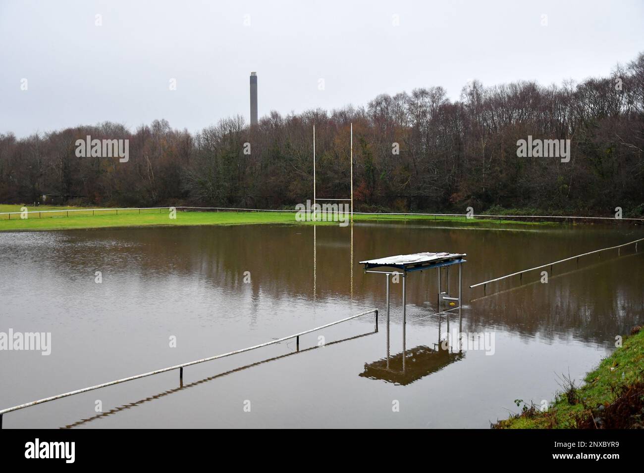 Swansea, Galles. 20 gennaio 2021. Il campo di rugby del RFC di Vardre a Maes y Bioden è stato allagato dopo che Storm Christoph ha portato pesanti precipitazioni nella valle di Swansea in Galles, Regno Unito, il 20 gennaio 2021. Credit: Duncan Thomas/Majestic Media/Alamy Live News. Foto Stock